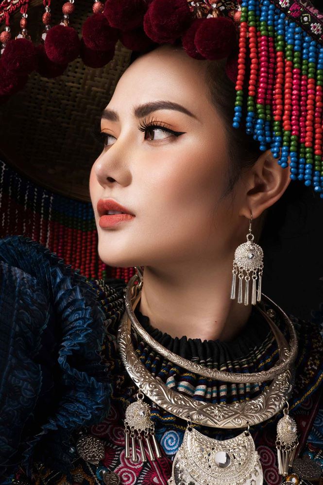Diệu Linh diện trang phục dân tộc H’Mông thi Nữ hoàng Du lịch Quốc tế Diệu Linh diện trang phục dân tộc H’Mông thi Nữ hoàng Du lịch Quốc tế
